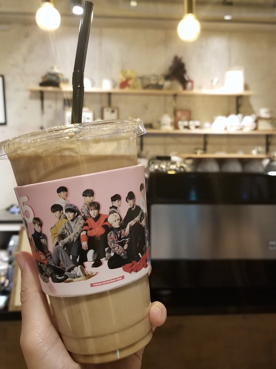 wooziscafe's tweet photo. [190525] the cutest little cafe find ;; 귀여운 카페와 귀여운 컵홀더 💕 #livinseoul 

#세븐틴은_캐럿의_유일한_나무 https://t.co/76crupck91