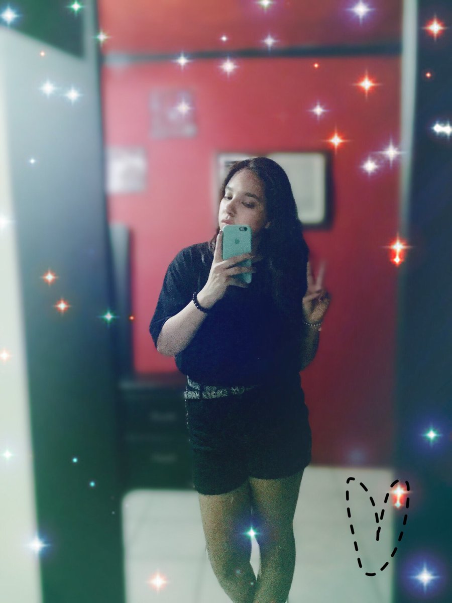 SM_Diaz13's tweet image. Les voy a dejar mi edit con pose de niña básica y brillitos porque estoy aburrida 😂🤷🏻‍♀️
#AlwaysBasic #Edit #Black