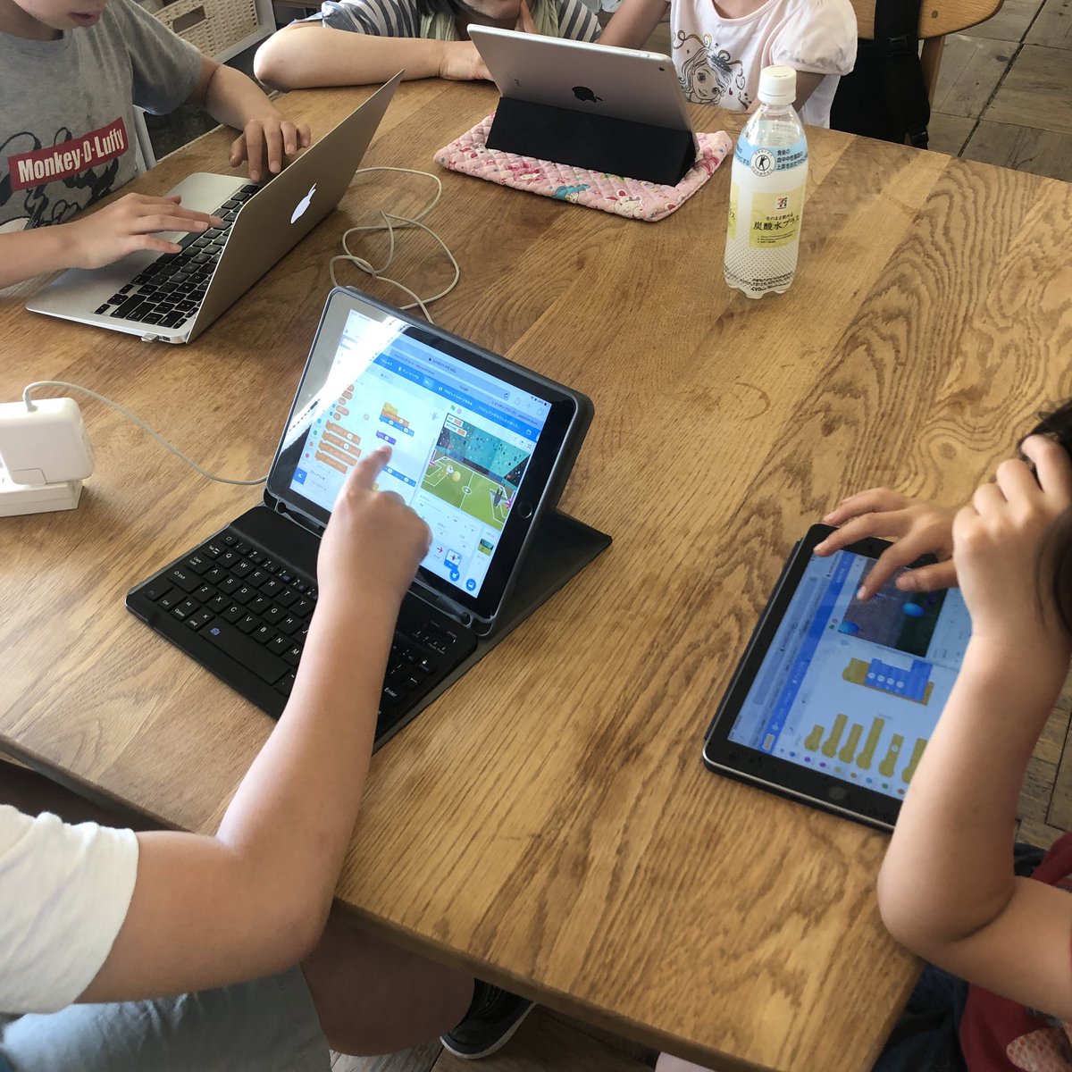 ippey_s's tweet image. Scratch3からFlashいらなくなったので、iPad持ってCoderDojoに参加する子増えた。 #coderdojo #CoderDojo枚方