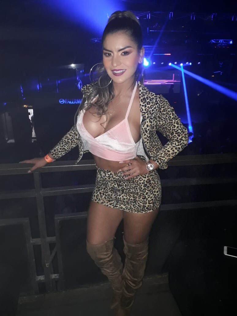 SusiPereiraPy's tweet photo. Ya estamos en @chechoslamega 🎉 Veni donde lo que hace Frío 🤣
#desfileshow #talentspy 

Gracias @claudiamodasboutique 🧥
Y @juniorstylistpy 💄 https://t.co/b2cifYWiLz