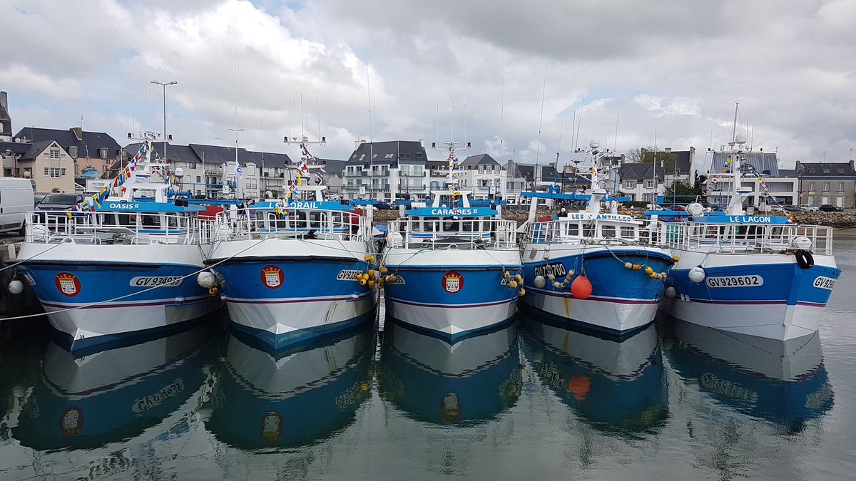 On n’a pas résisté à l’envie de partager cette photo de #JulienLebrun montrant ses 5 navires dont le dernier l’Oasis 2 à été baptisé hier . Nous sommes fiers de t’accompagner Julien !
