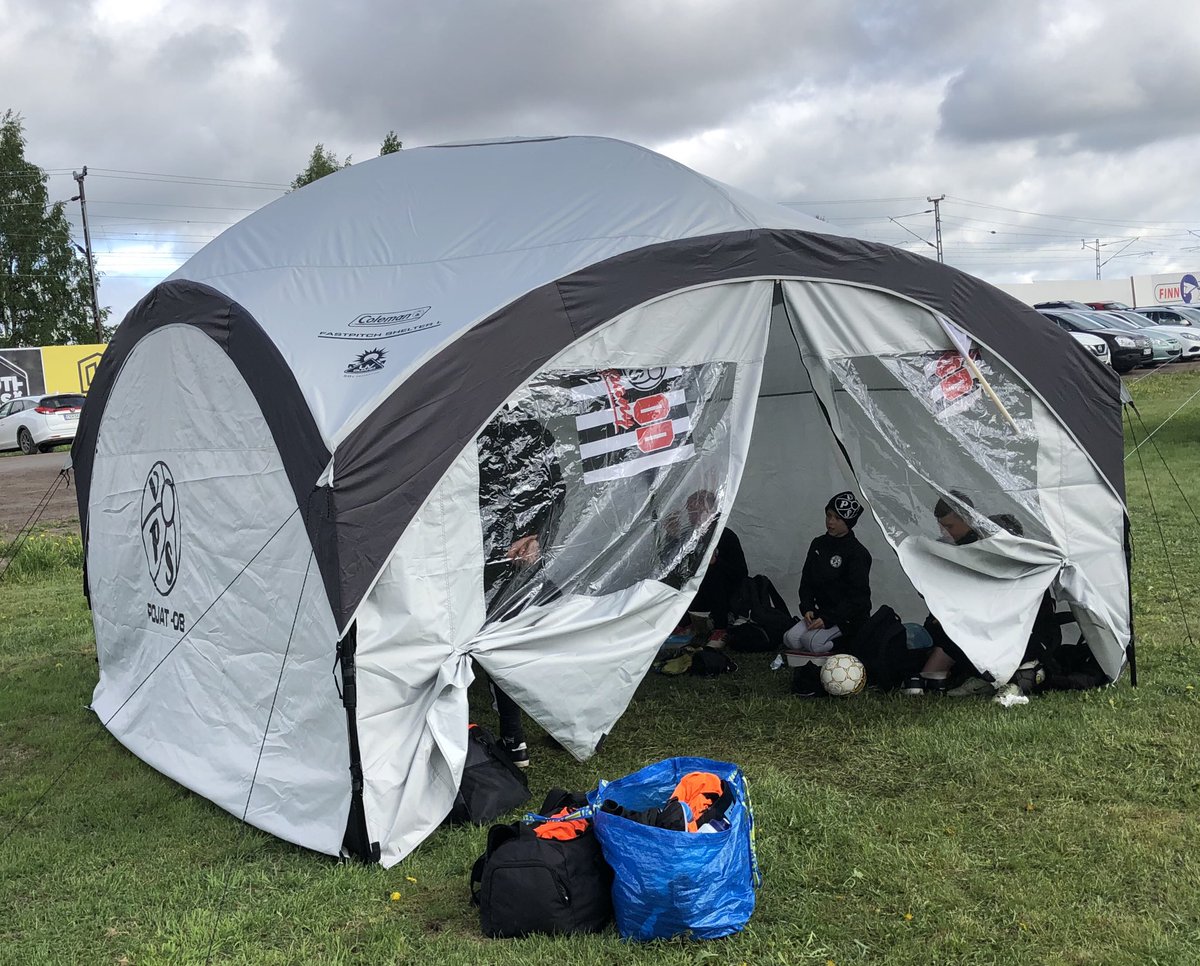 VpsP08's tweet photo. Pelien välissä on hyvä huilata. Uusi teltta helpottaa helteellä ja suojaa sateella. Eväät naamaan ja taas mennään #vepsu #junnufutis  ⚽️⚽️ https://t.co/O1YSDMpxRF
