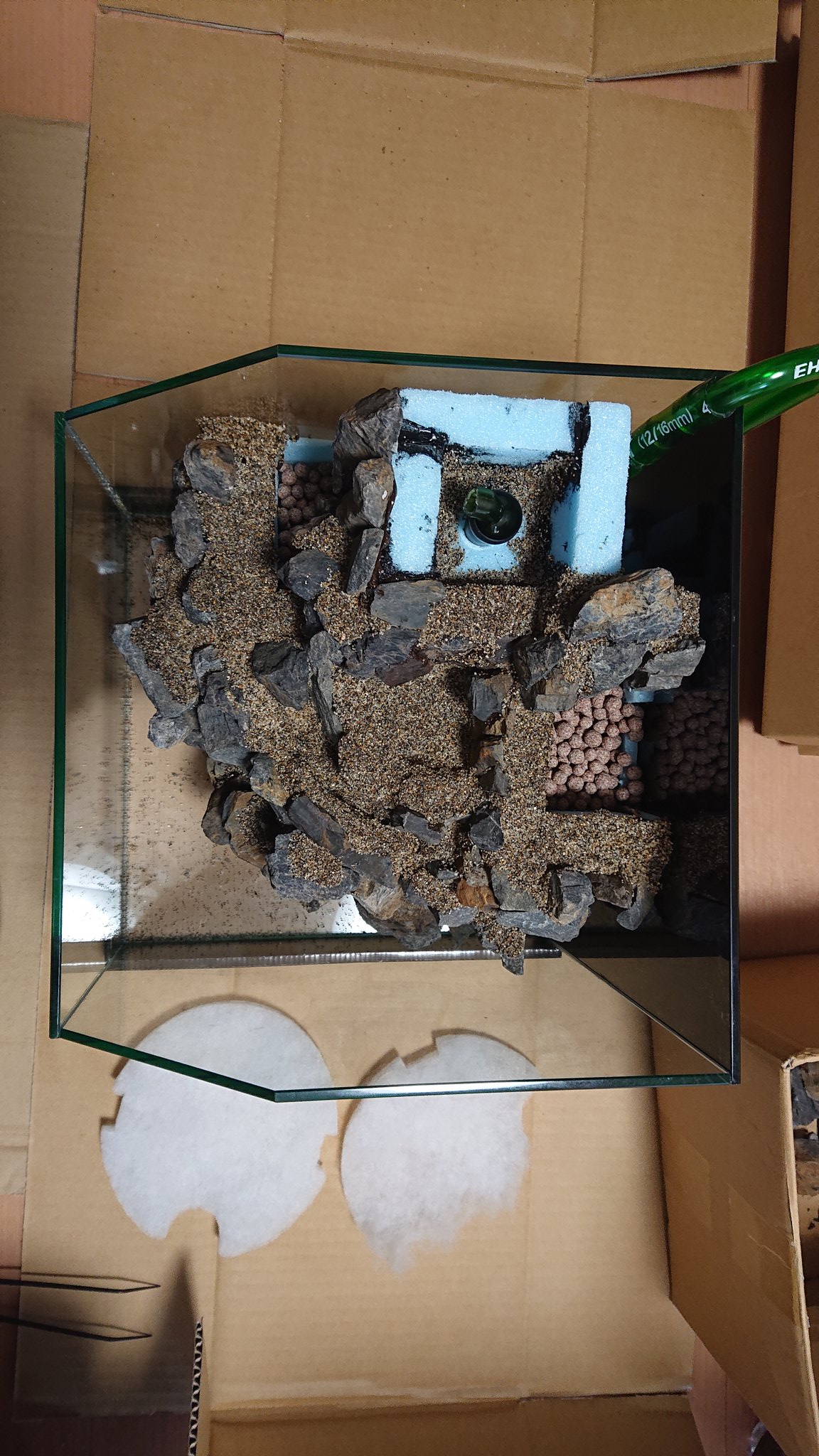 カンマ 土台完成です シリコンが固まったら 苔や紅葉 水草を植えたりしていきます 水槽 アクアリウム テラリウム Vivarium Terrarium 滝 コケリウム Parudariumu Moss パルダリウム ビバリウム ハイゴケ 苔 苔テラリウム Aquarium