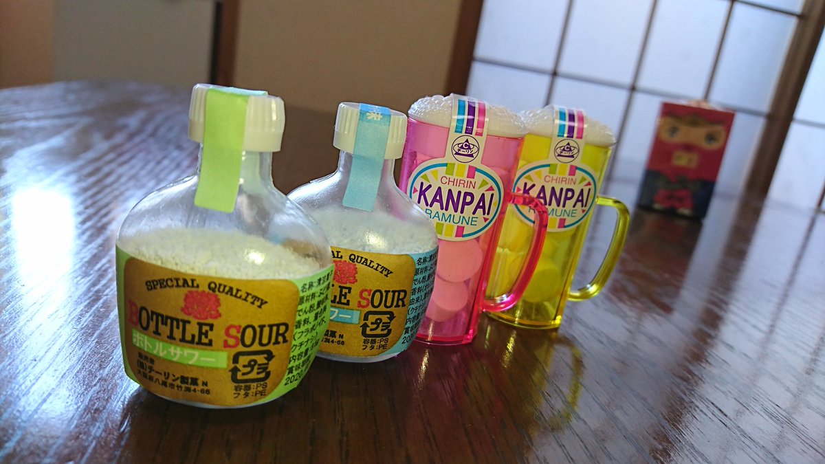 アンナ こんにちわ アンナです Dagashi De駄菓子 今回紹介する 駄菓子 は チーリン さんの Kanpaiラムネ と ボトルサワー です お酒は入っていません アンナが必ず遠足のおやつに持って行ってた駄菓子です おや 後ろで