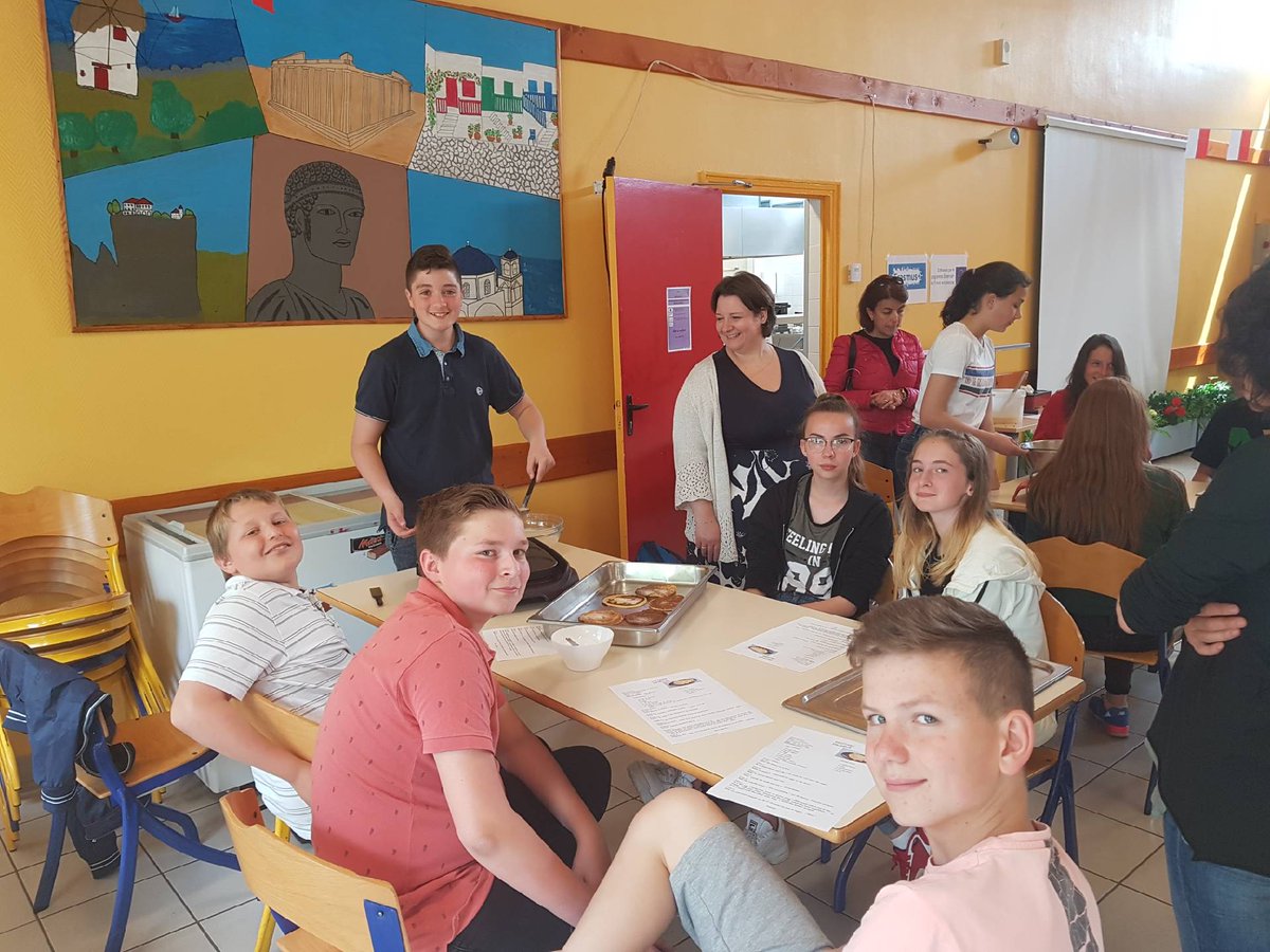 FeuilladeLa's tweet photo. Et un "atelier Crêpes" pour finir cette semaine en beauté ! Ce vendredi, il fallait vraiment mettre la main à la pâte. Merci à M. Herbin et à son équipe. La mobilisation a été collective !!! 
#ErasmusPlus #Euroentornos #Euroentornos https://t.co/GLe2gse6S1
