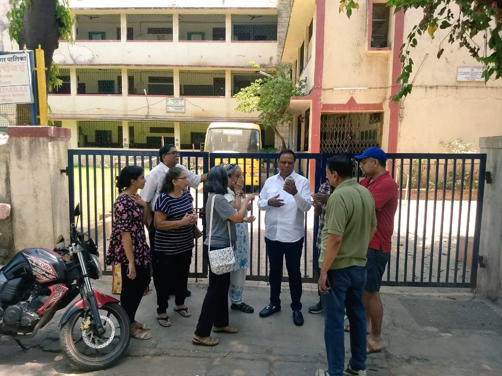 CommunityBandra's tweet photo. Our MLA @ShelarAshish met with residents of #Bandra to discuss the recent article published in the @MumbaiMirror on DP-2034: Govt. allows road to run through Bandra playground. He has called for an additional meeting with @mcgm_hwest to address the issue. https://t.co/PopRHsIN1T https://t.co/OgYERFjeJE