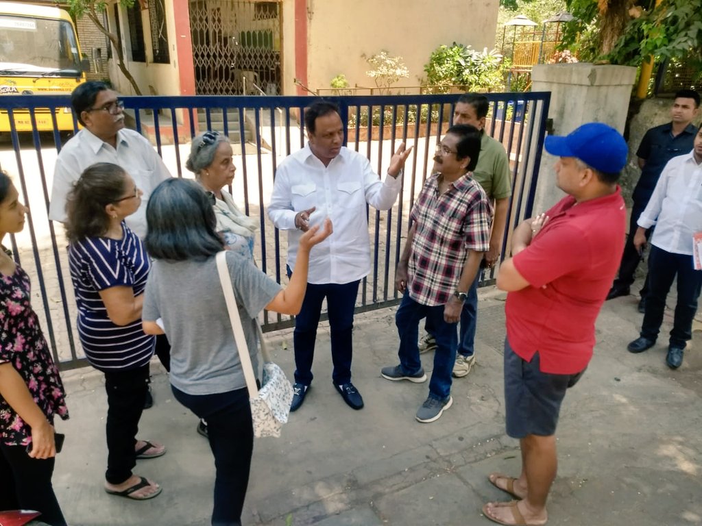 CommunityBandra's tweet photo. Our MLA @ShelarAshish met with residents of #Bandra to discuss the recent article published in the @MumbaiMirror on DP-2034: Govt. allows road to run through Bandra playground. He has called for an additional meeting with @mcgm_hwest to address the issue. https://t.co/PopRHsIN1T https://t.co/OgYERFjeJE