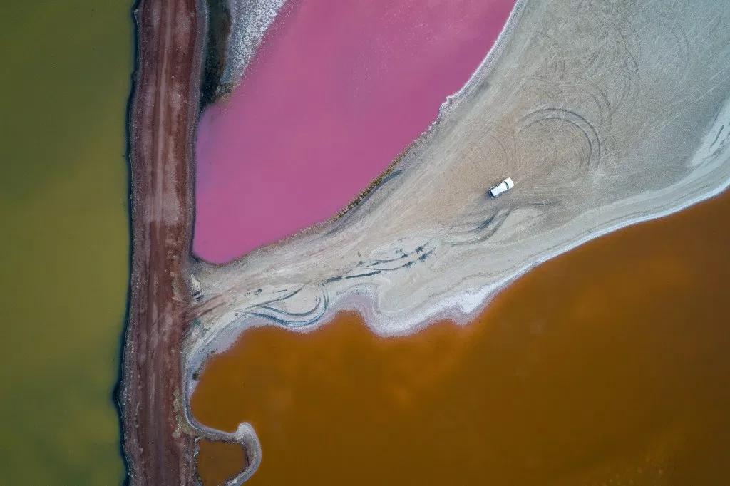 تنوع التربة في #عُمان حير العالم لدرجة أن أجروا اختبارات المريخ عليها. هذا المشهد من شاطئ رأس الرويس يختزل وصف "عُمان جنة الجيولوجيين"، حيث تحمل المياه لون ثلاث أنواع من التربة الغنية بالمعادن النادرة.