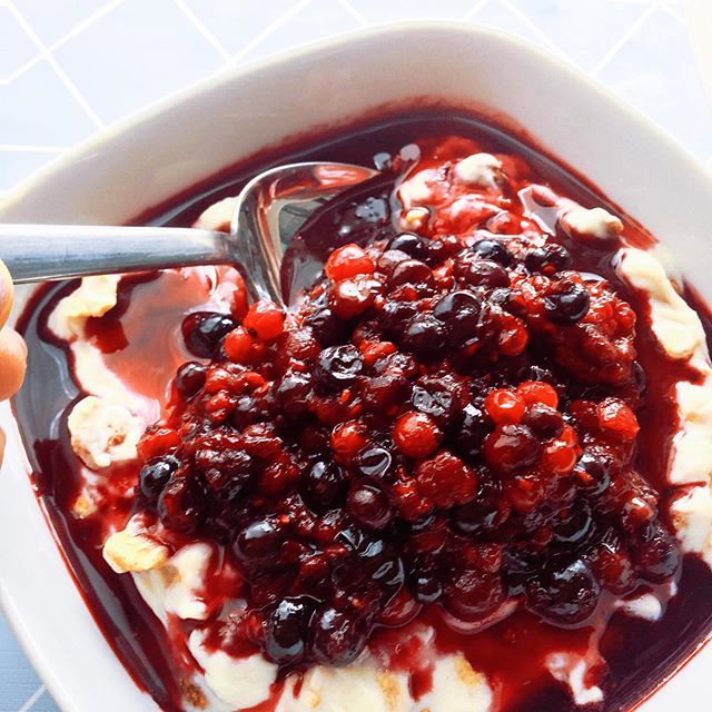 Dzisiejsze śniadanie - karmelowy budyń białkowy z owocami i muesli ❤️ idealny po porannym treningu na uzupełnienie węgli i białka. Łapcie przepis!
* 40g protein dessert o smaku słonego karmelu z <a href="/kfd/">Katie Taylor</a>
* Odrobina mleka
* 50g dowolnego muesli/ płatków * 100… bit.ly/2QmuR9O