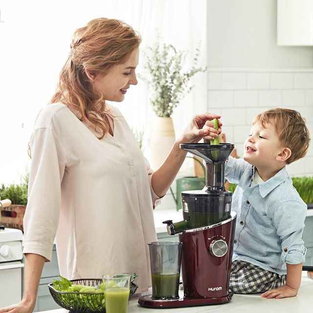 Wszystkim Mamom z okazji ich święta życzymy dużo cierpliwości i uśmiechu na to niełatwe zadanie, jakim jest macierzyństwo. 👵💛🧓❤️👩💚🧒
.
#hurom #wyciskarka #najlepszyprezent #dzieńmatki #okazja #nazdrowie #zdrowadieta #zdrowesoki #naturlanie bit.ly/2HZ70sU