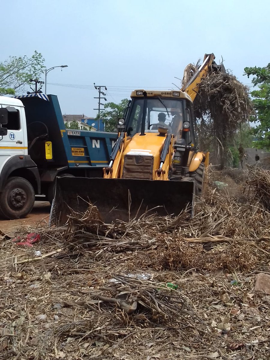 bmcbbsr's tweet photo. Cleanliness drive including lifting of green garbage carried out across the city.
#RebuildBhubaneswar #CleanBhubaneswar https://t.co/PBYMqF82Bw