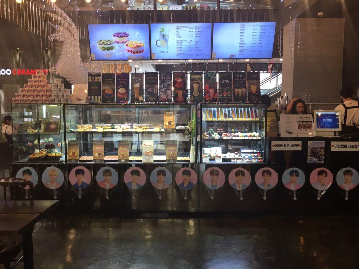 jsun924's tweet photo. #세븐틴 #찬란한_앞날을_응원해
고3이지만 하루 공부 버리고 갔는데 되게 가게가 아기자기하고 되게 구성이 꽉 차고 컵홀더랑 포카 너무 예뻤어요!! 조명도 예쁘고 카페도 예뻐서 사진 원래 잘 안찍는데 계속 사진 엄청 찍었어여 😭😭 즐거웠어요! 떠 베라 파인트 잘 먹었습니다!! 감사합니다 😍 https://t.co/UTUrFAkoae