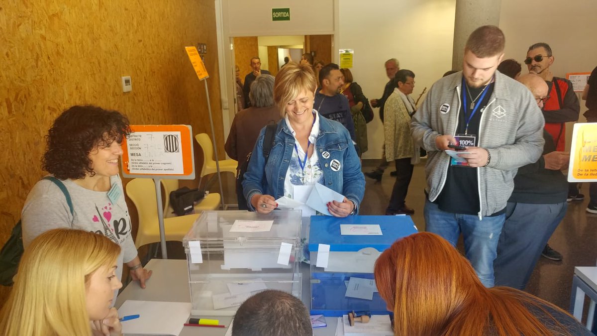 L'alcaldable de 100% Sabadell (@centpercentsbd), Marisol Martínez (@MarisolGuanyem), ja ha dipositat el seu vot a la biblioteca La Serra de Torre-romeu. La cap de llista ha criticat que la col·locació de les paperetes a les taules electorals "és desafortunada". #municipalsDS