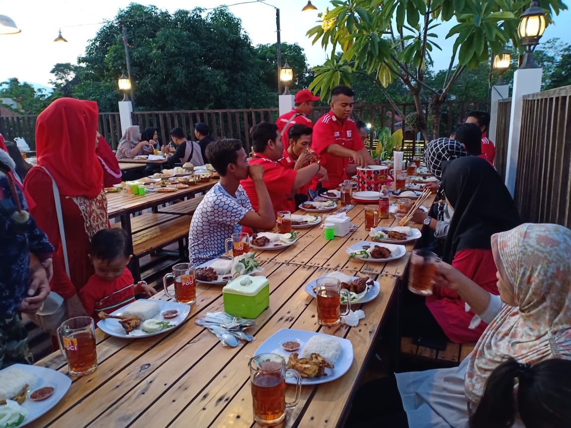 AXICinfo's tweet photo. bagi takjil bersama #axicpati di bulan ramadhan #axicnyaberbagi #axicfantast15 #axicnusantara #oneaxiconespirit #axicnyaRamadhan https://t.co/wGwJlRruYU