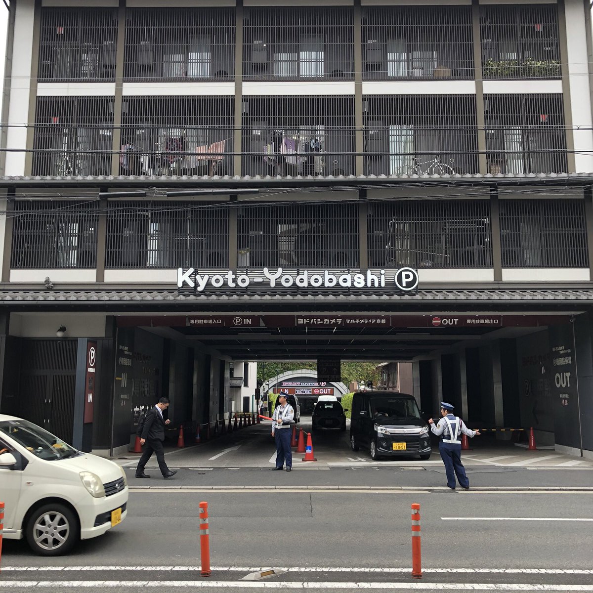 Ouze 力技で大通りから一本奥まったところにある駐車場への導線をつくった京都ヨドバシカメラ