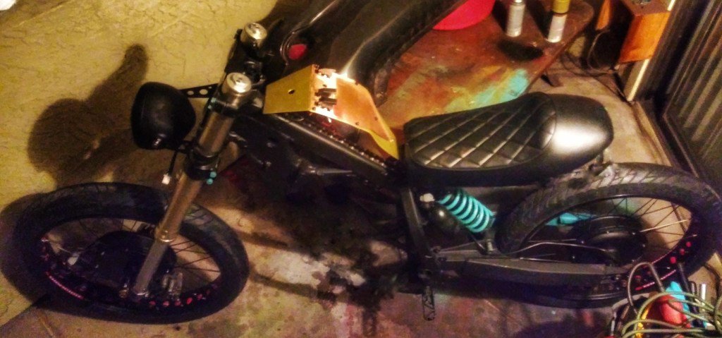 A custom-built electric motorcycle based on a dirt bike shoves 6 kW through two hub motors hackaday.com/2019/05/26/cus…