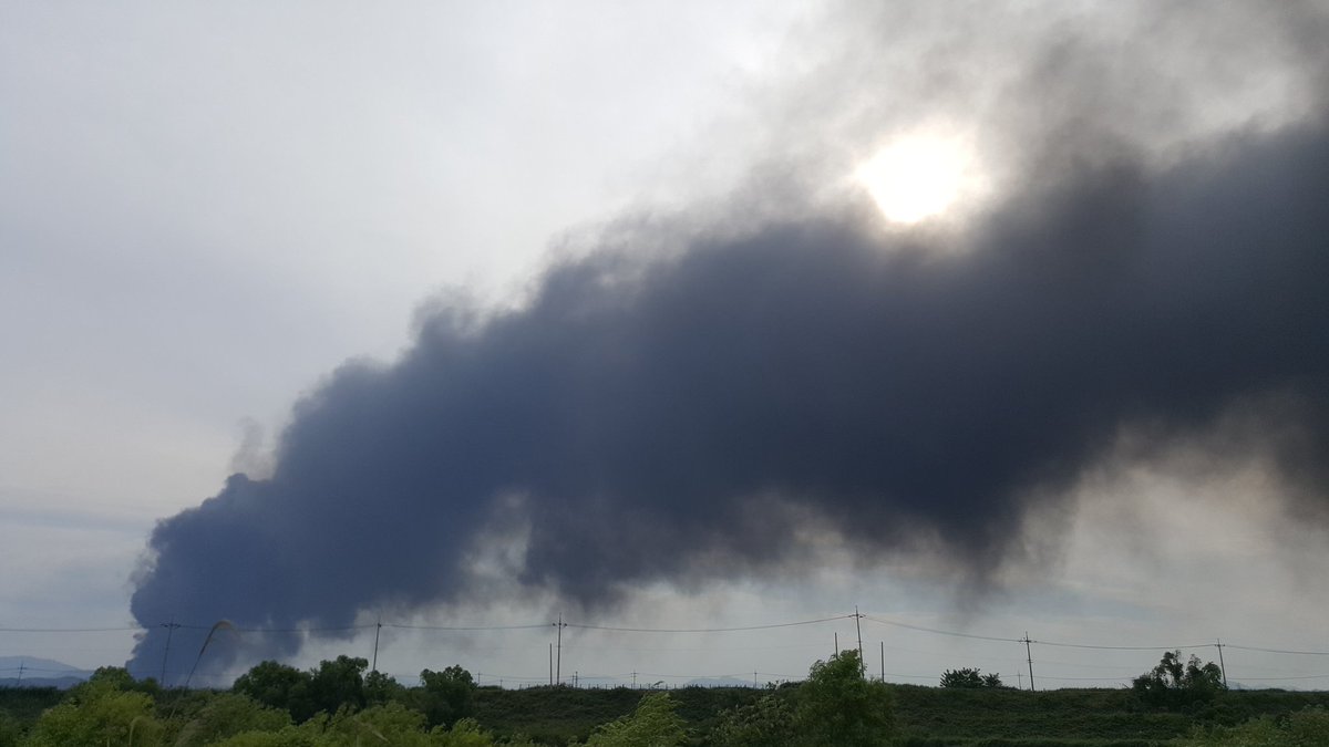 김해진영본산공단같은데
화재가 발생하였네요
시간이 많이 경과했는데도 
진화가 안되는지 아직...
생가옆공단인데 ㅠㅠ
