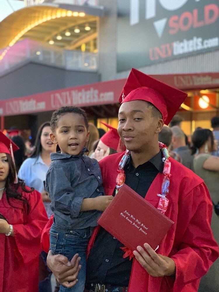 karimuva_'s tweet photo. my sister and brother #dadsideโค๏ธ 3 of my siblings graduated Ima proud big sister โค๏ธ๐ฏ https://t.co/kBXbgmx8h3