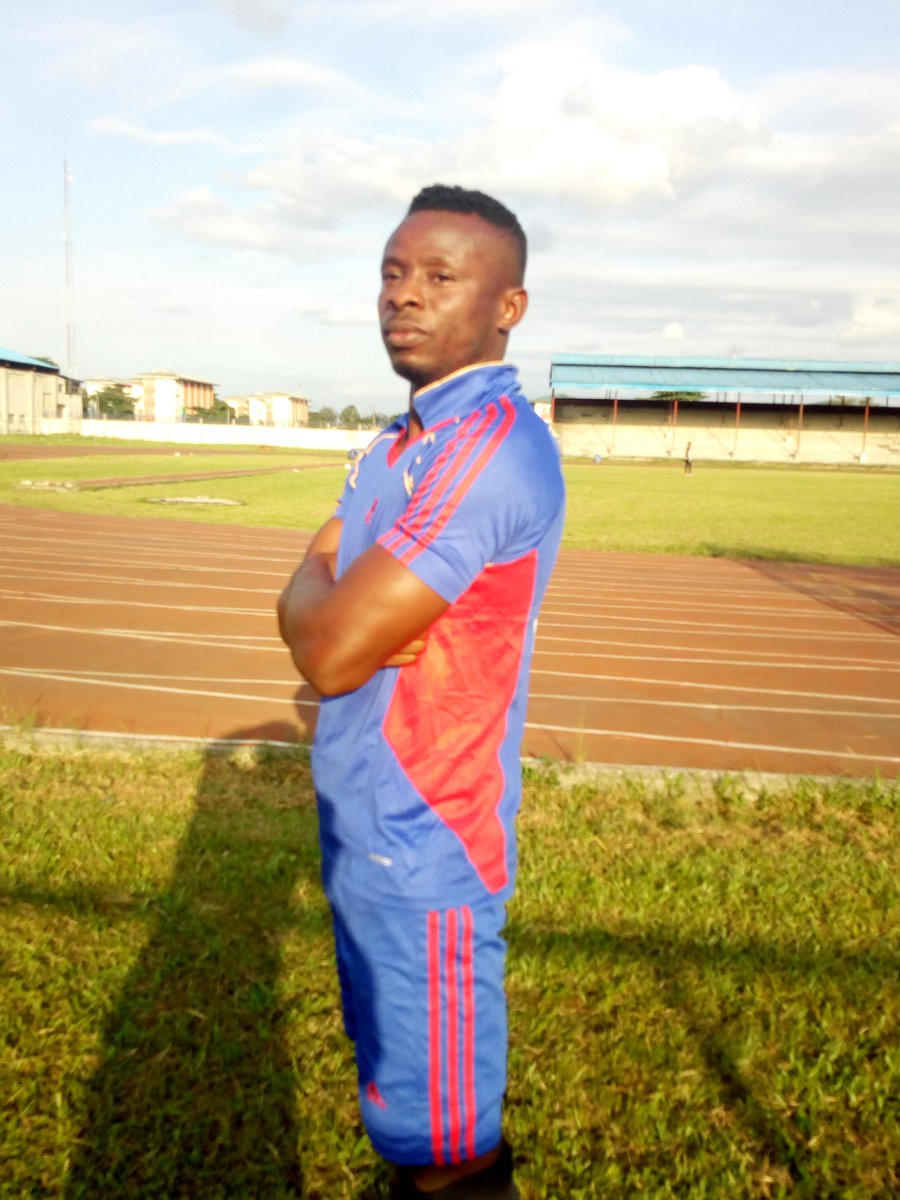 DracorexU's tweet photo. The team gave STEPHEN UGWUNNE a guard of Honour on his retirement from the League, so he used the match to exit the league officially, and he did so by winning for the team their first trophy with a high display, masterclass, work rate and ethic. You are the BEST.#cpleagueuniport https://t.co/wpOlOlqy5o