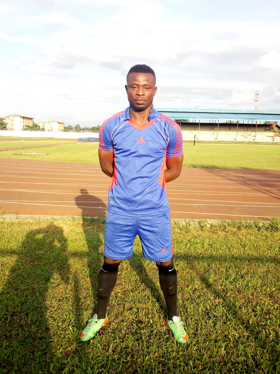 DracorexU's tweet photo. The team gave STEPHEN UGWUNNE a guard of Honour on his retirement from the League, so he used the match to exit the league officially, and he did so by winning for the team their first trophy with a high display, masterclass, work rate and ethic. You are the BEST.#cpleagueuniport https://t.co/wpOlOlqy5o