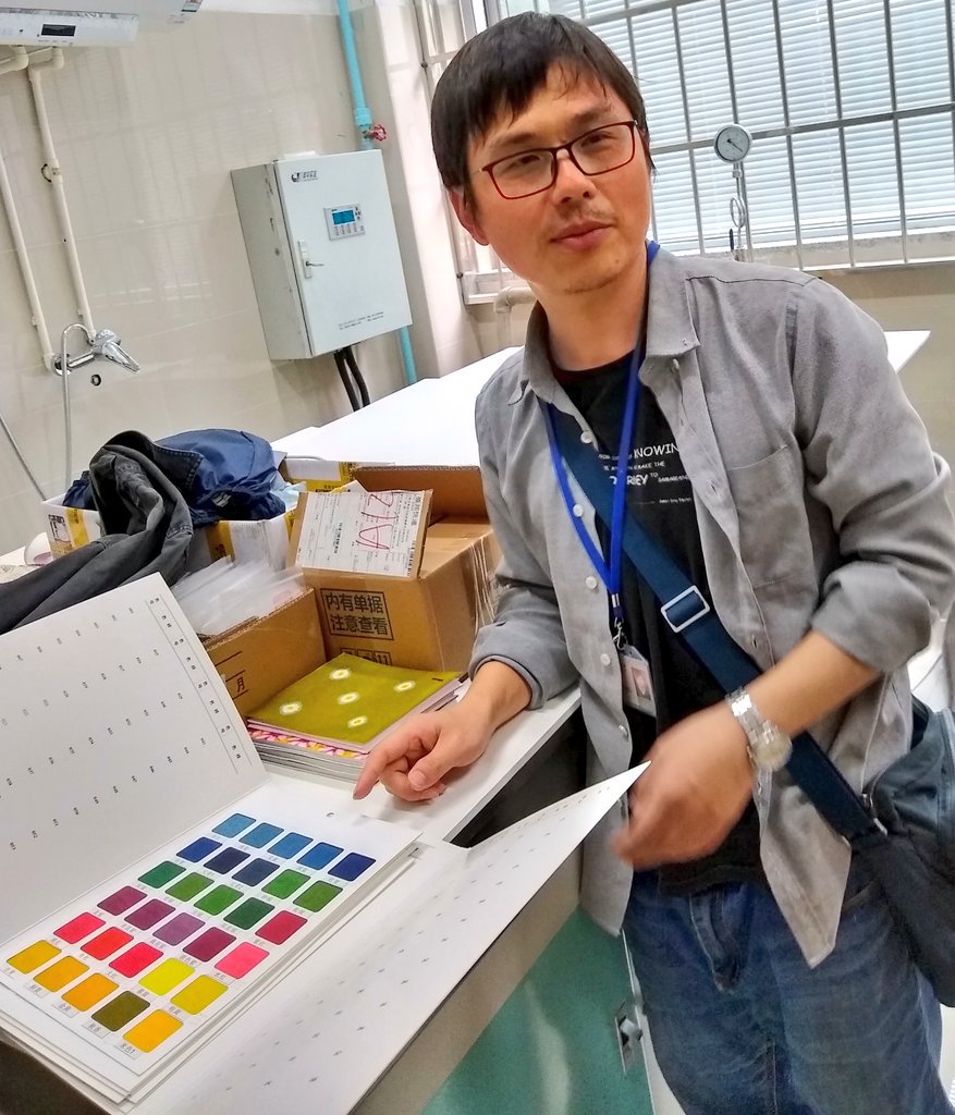 AnitaQuye's tweet photo. Jian Liu, dyes research scientist at China National Silk Museum, shared results from his analysis of 3000 samples from historical and archaeological Chinese textiles by UHPLC-MS in talks & his curated exhibition for #BondChina. Excellent that Jian & @JingHan000 have collaborated! https://t.co/eUctzdL2u4