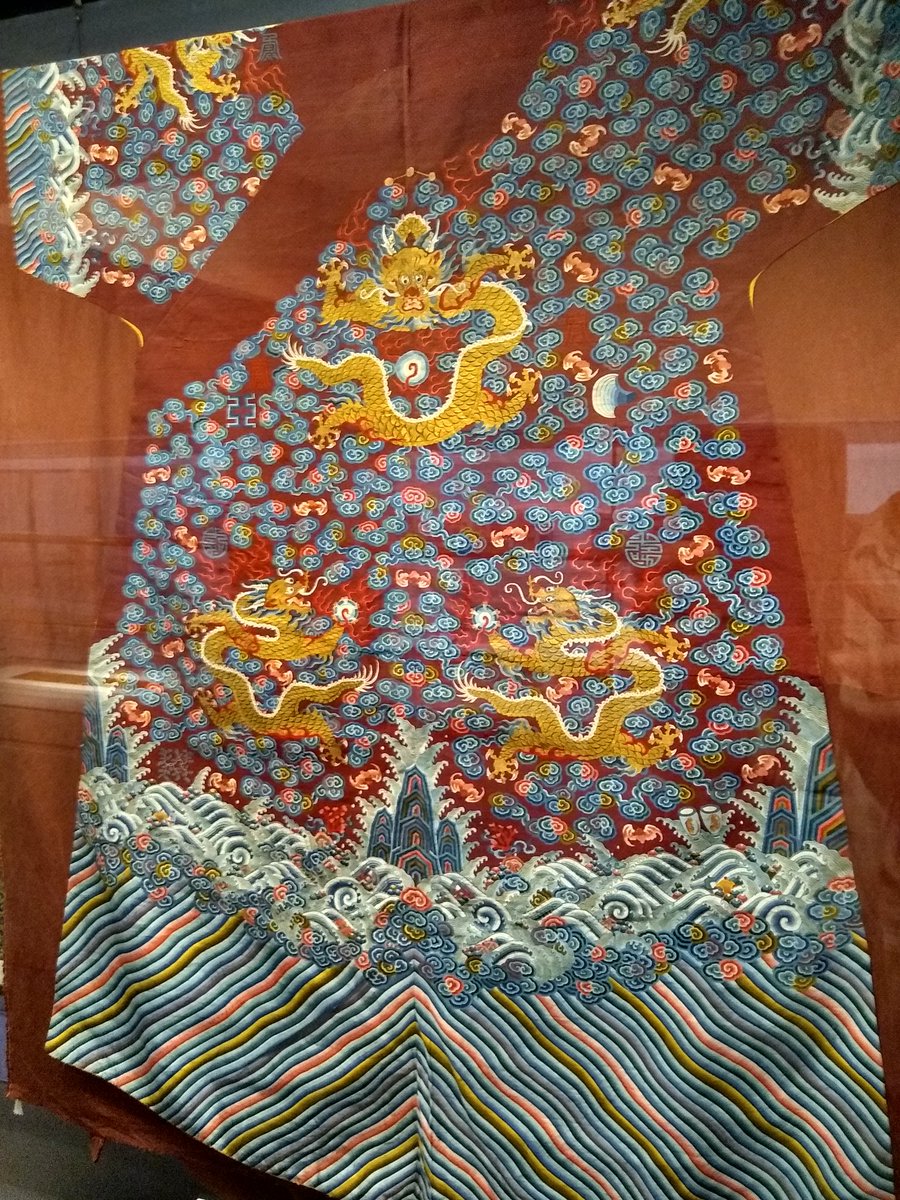 AnitaQuye's tweet photo. Jian Liu, dyes research scientist at China National Silk Museum, shared results from his analysis of 3000 samples from historical and archaeological Chinese textiles by UHPLC-MS in talks & his curated exhibition for #BondChina. Excellent that Jian & @JingHan000 have collaborated! https://t.co/eUctzdL2u4