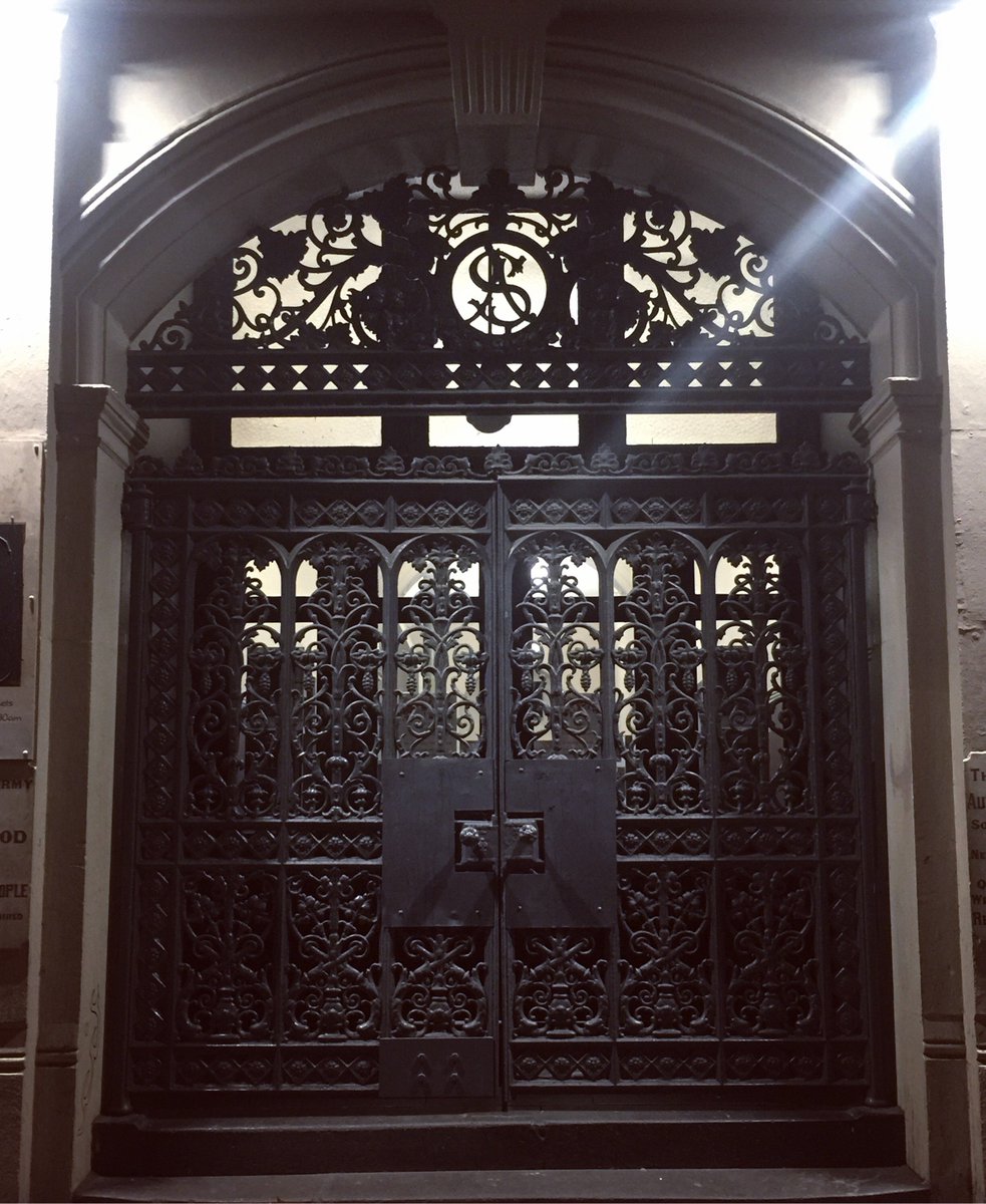 doorsofmelbourn's tweet photo. What a grate door...
.
.
.
.
.
#doorsofinstagram #doorjokes #doorpuns #doorsofmelbourne #knockknock #doors #doormeme #grate #gratedoors #puns #dadjokes #doinggreat #doinggrate https://t.co/QrgqREsMdq