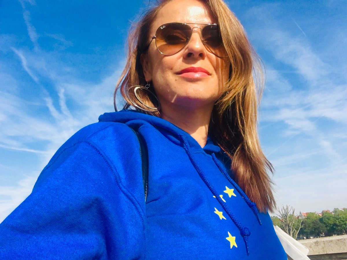 jagodamarinic's tweet photo. Wahlsonntage sind Feste der Demokratie. #Europawahl2019 #EUWahl2019 #EUelections2019 #Sonntagsanzug #EUnify https://t.co/ZeQUpMYXzR