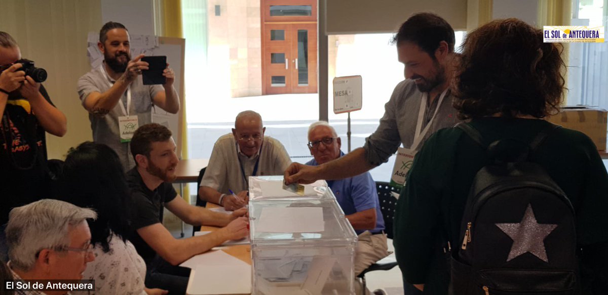 ElSoldAntequera's tweet photo. 📸 🗳 #MunicipalesATQ 👉🏻 Ejerce su derecho a voto el candidato de @AdelanteATQ, @franmatas1979. #periodismoSOL #26M #Antequera https://t.co/fDUbjf4Uzh