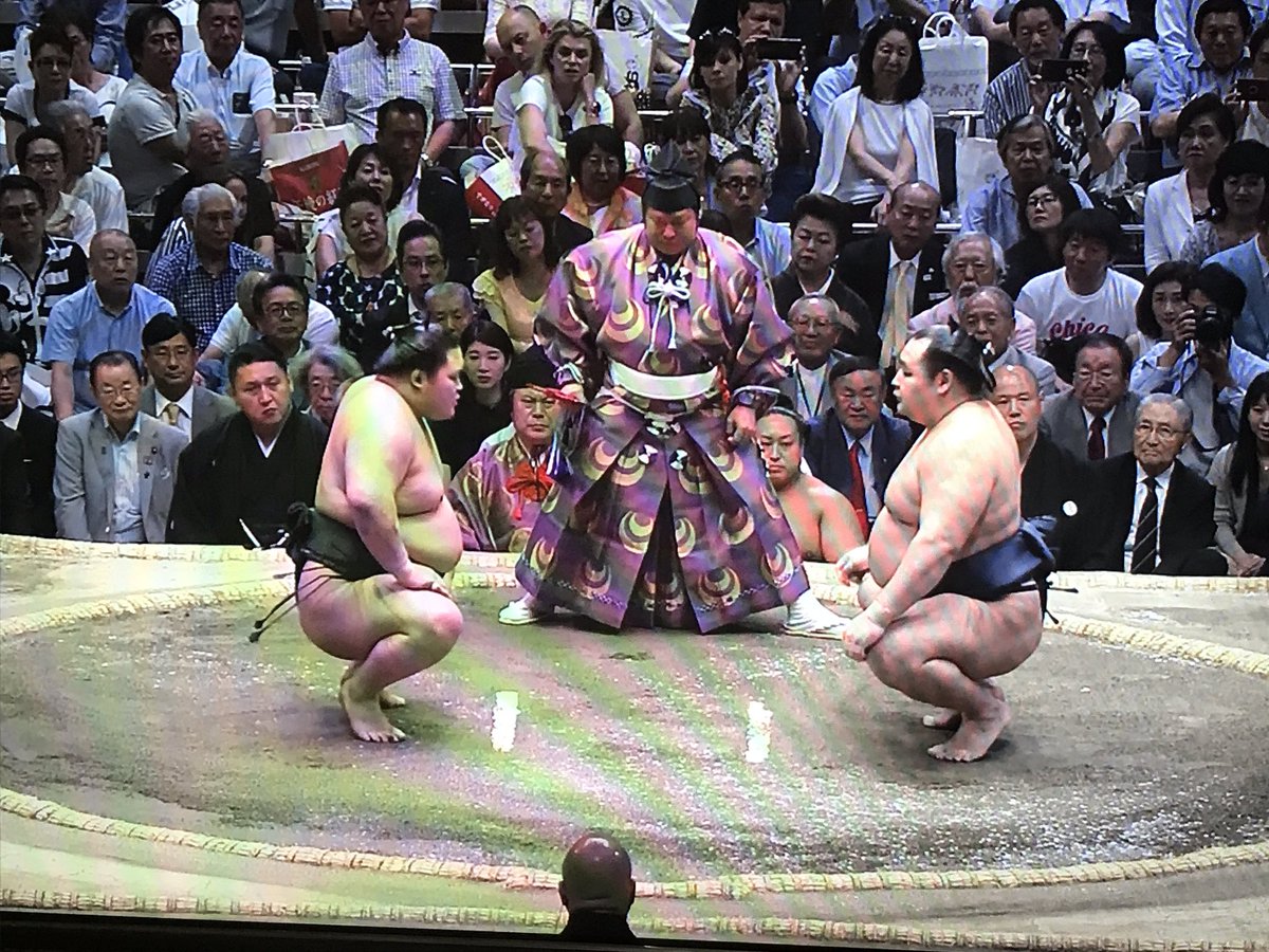 Animetopia Japan President Trump Watches Sumo In Japan He Handed A New Cup America S Cup To Asanoyama The Winner Of The Summer Place 大相撲 T Co B6vznt4hi3