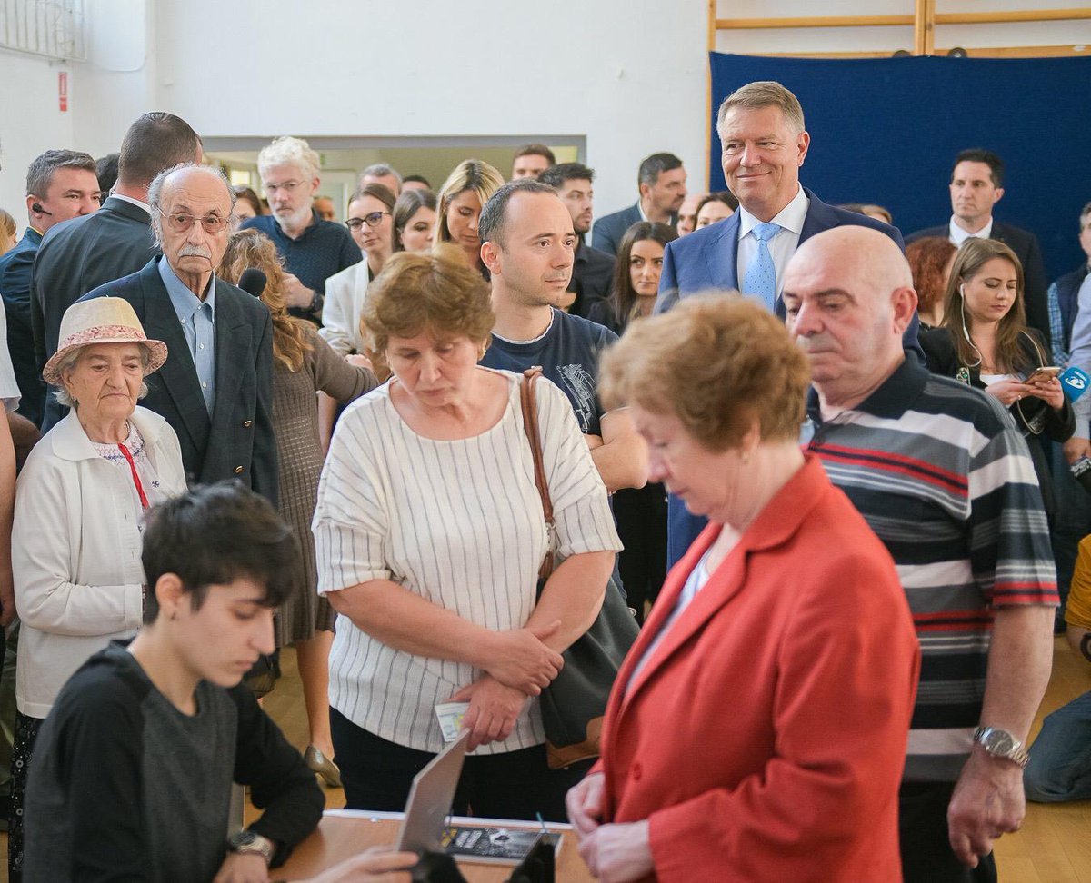 KlausIohannis's tweet photo. Veniți la vot, dragi români, pentru că azi puterea politică este la voi! Astăzi decidem împreună cum arată România de mâine. Le mulțumesc tuturor celor care au inițiat campanii de mobilizare pentru vot.
#RomaniiVoteaza #RomaniiConteaza https://t.co/nObKPRDEy8