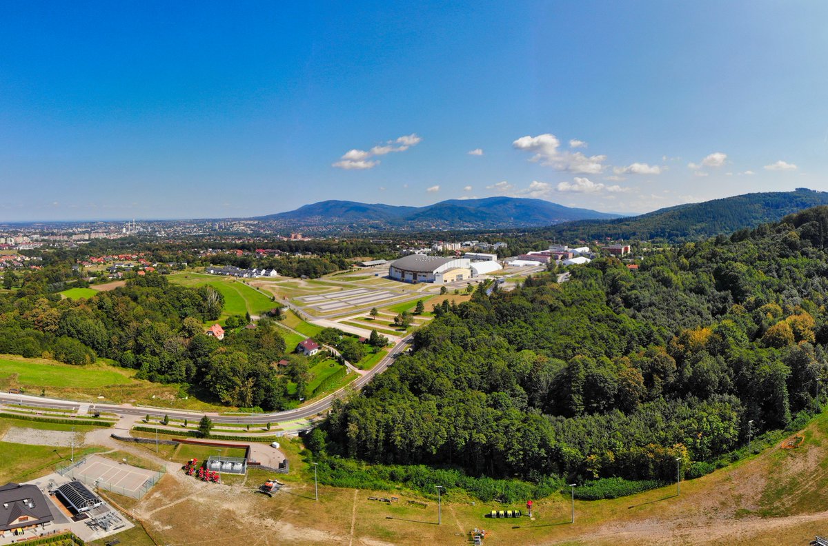 bielsko360's tweet photo. Doczekaliśmy się! Czas na odpoczynek ze słońcem 🌞 Miłej niedzieli! 
Widok od strony #Dębowiec.

#photooftheday #fotografia #fotografiadnia #Bielsko #photography #drone #dronephotography #DronePic #aerialphotography #aerial #aerialphoto #droneoftheday #BielskoBiala #drones https://t.co/nIw2cZ54JP