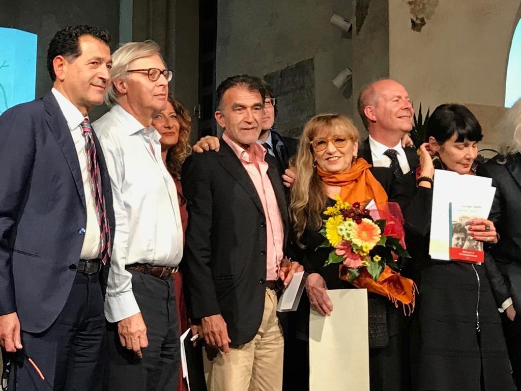 bettywrong's tweet photo. Ho atteso volendo pensare non fosse vero. Ciao ⁦⁦@scperroni⁩ rimangono i tuoi libri, bellissimi, commoventi, geniali. Per chi ti ha amato e conosciuto, però, non basteranno. ⁦@lanavediteseoed⁩ #premiocavallini ⁦⁦@eugenio_lio⁩ ⁦@VittorioSgarbi⁩ https://t.co/t4fZOrbxxe