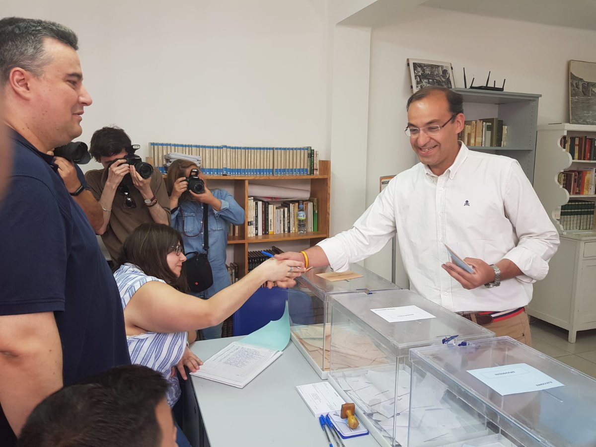 Elecciones Municipales en Cáceres. Rafael Mateos fue el último candidato que se conoció y ha sido el primero en votar esta mañana en Hernán Cortes. El PP busca su tercer mandato.