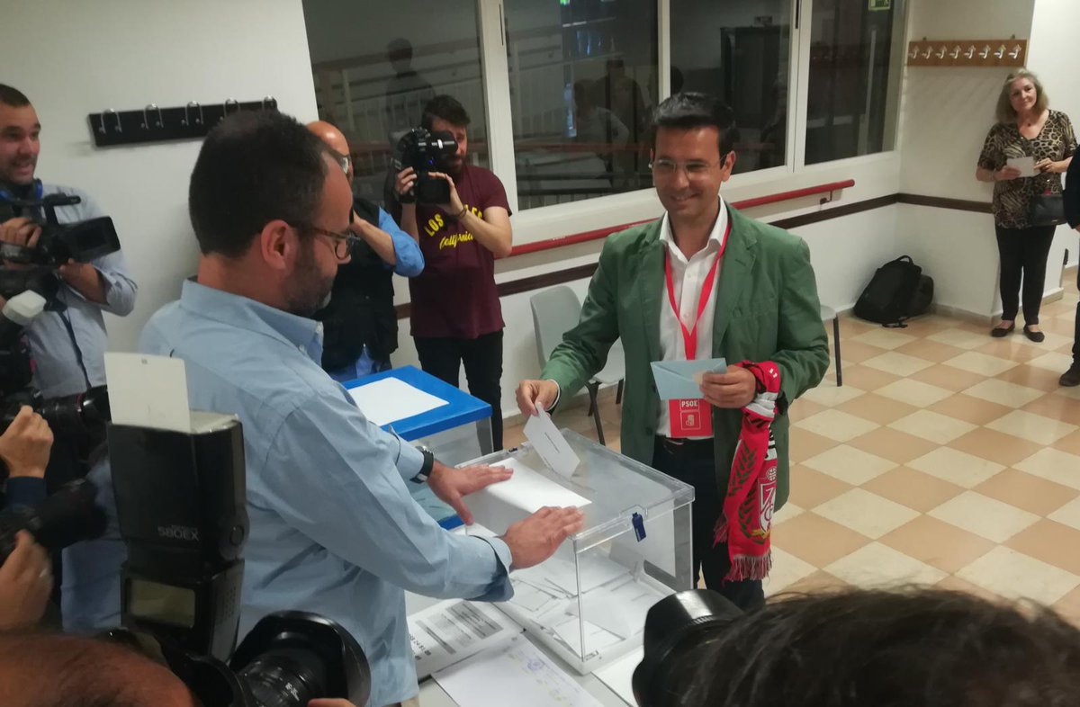 granadadigital's tweet photo. #EnDirectoGD | El alcalde de Granada y candidato del @granadapsoe a la reelección, @PacoCuenca , también ha depositado su voto, ya preparado para el encuentro con el @Cadiz_CF , portando la bufanda del @GranadaCdeF, concretamente de la asociación granadinista @YNDALONE https://t.co/oEZK00iTDn