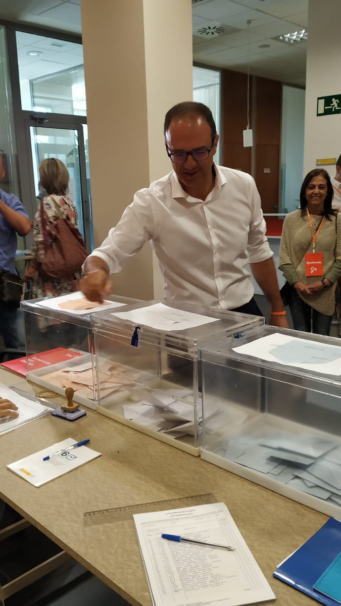 Cayetano Polo dice que vienen tiempos de cambio en Extremadura. El candidato de Cs a la presidencia de la Junta ha votado a las 10.30 en la Inspección de Trabajo de Cáceres.