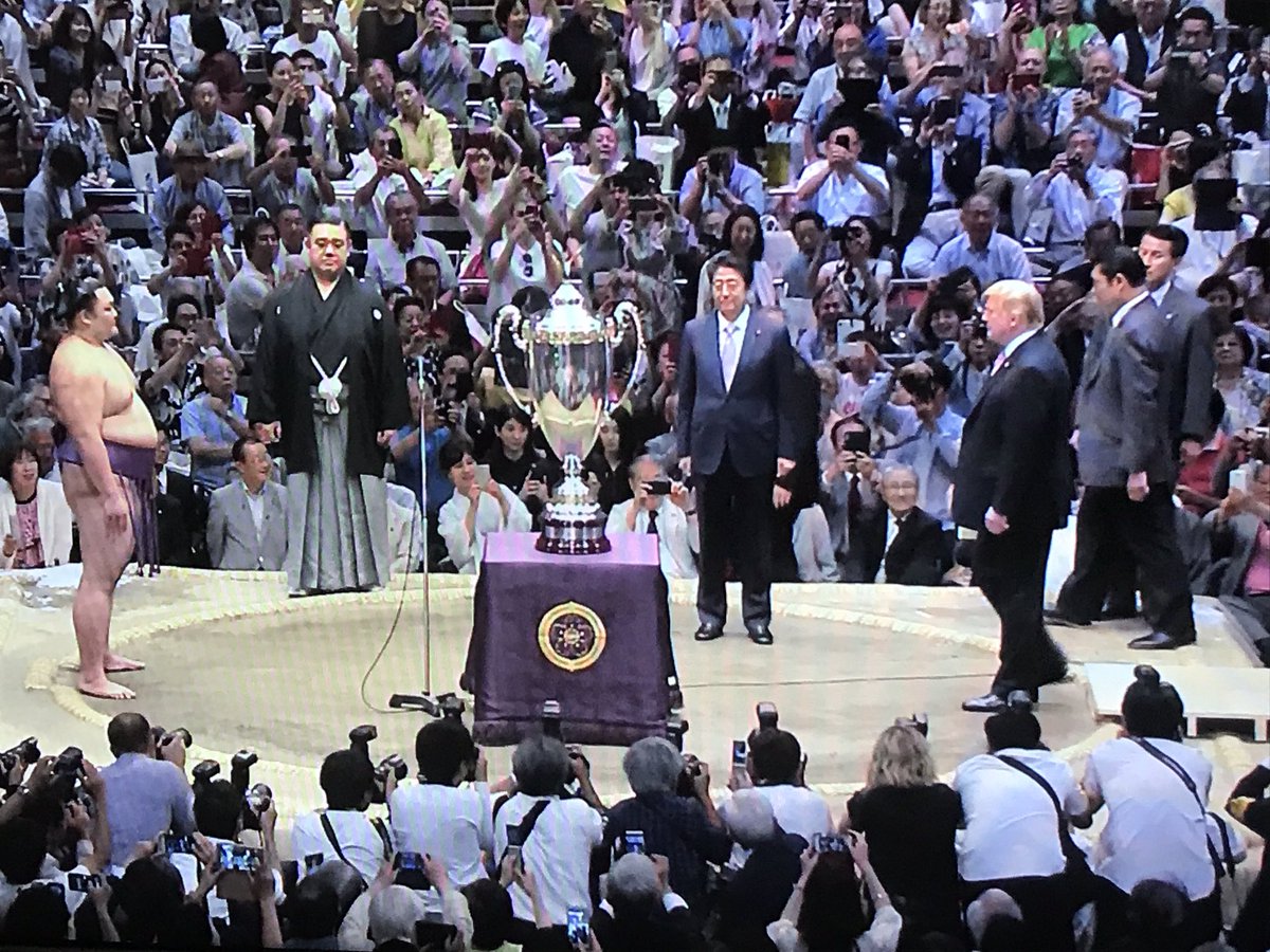 Animetopia Japan President Trump Watches Sumo In Japan He Handed A New Cup America S Cup To Asanoyama The Winner Of The Summer Place 大相撲 T Co B6vznt4hi3