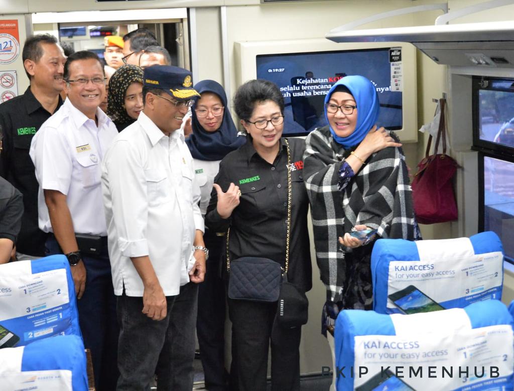 BudiKaryaS's tweet photo. Di Stasiun Gambir, terjadi peningkatan angkutan kereta api sebesar 3,41 %. Saya lihat oke banget dan ini mudiknya akan asyik lancar. Saya lihat penumpang begitu senang karena nyaman. Harus kita jaga, dan kami yakin PT KAI beserta stakeholdernya dapat menjaganya dengan baik. https://t.co/y3orvanPtT