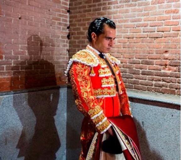 Ese fue el rincón de Chenel y también de Fandiño en los minutos duros de una tarde en Madrid. Tenían cosas en común. Vivieron, triunfaron o perdieron y nunca se entregaron. Iván fue un torero y un hombre con carácter. Los aficionados no le olvidarán. Recuerdo obligado en la Feria
