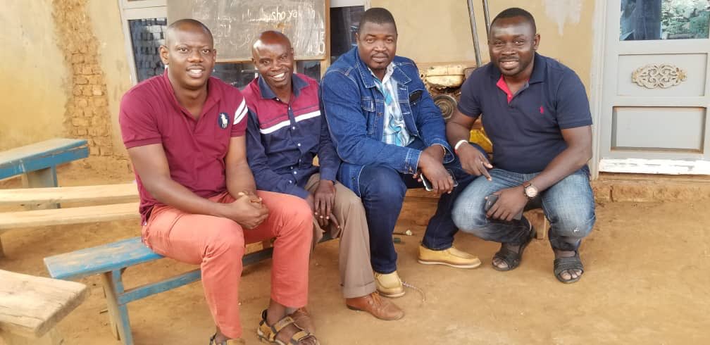ghafboss's tweet photo. Today I visited a local staff colleague (@Phanuel) of the communication of AS #Masuli (ZS Katwa) who was beaten by young people last week following a community death while preparing the ground for EDS, IPC and surveillance team. #ebolarisk @DarnyckaB @DamelSoceFall https://t.co/LNrksSU7pv