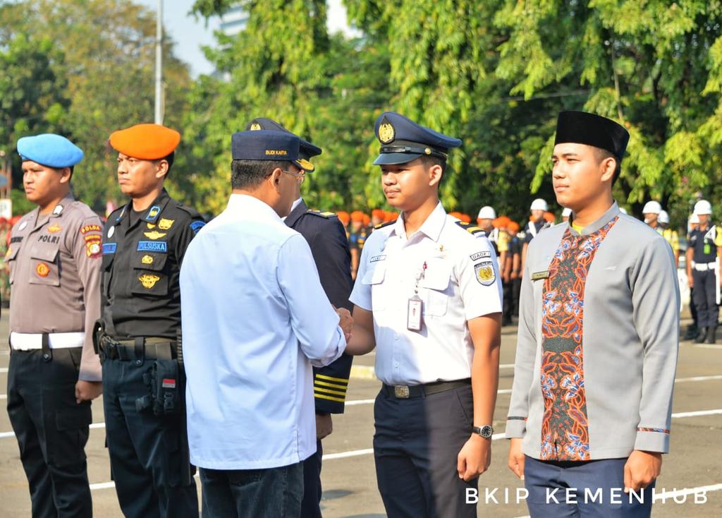 BudiKaryaS's tweet photo. Tidak hanya asyik lancar akan tetapi faktor kesehatan juga menjadi penting. Menkes Nila Moeloek memastikan bahwa posko kesehatan akan ada di semua stasiun-stasiun dengan dokter yang berjaga 24 jam sehari untuk melayani pemudik.
-BKS https://t.co/lTeNjC3MKG