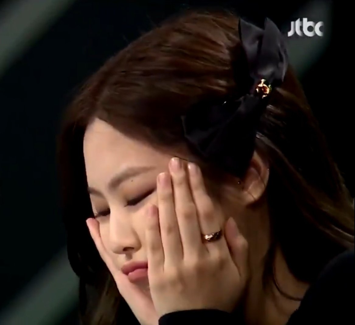 jnkjisoo's tweet photo. LOOK AT HOW CUTE JENNIE IS https://t.co/JibEqlL5US