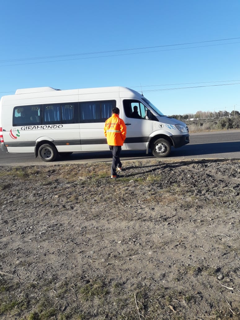 Defensa Civil colaborando en acceso al CEC. Prevencion por el transito en el lugar.