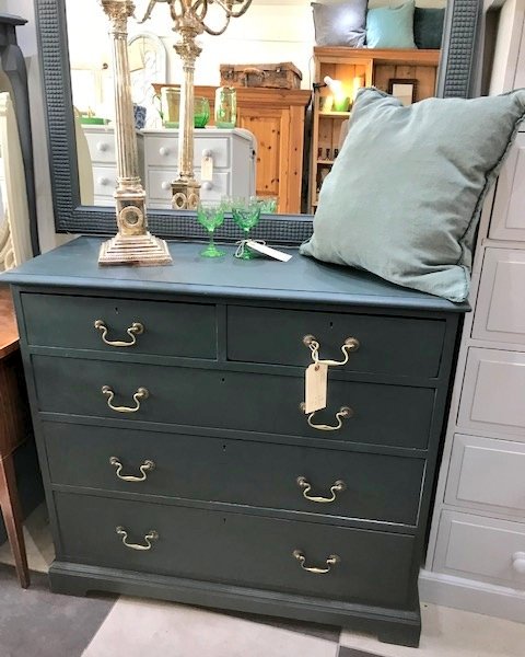 quirkyDOVETAIL's tweet image. This week we are definitely rocking @FarrowandBall new paint colour 'Studio Green'. A classic dark green.....looks so stylish on this handpainted chest and sets off the brass handles absolutely beautifully. #farrowandball #newcolour #paintcolour #StudioGreen
