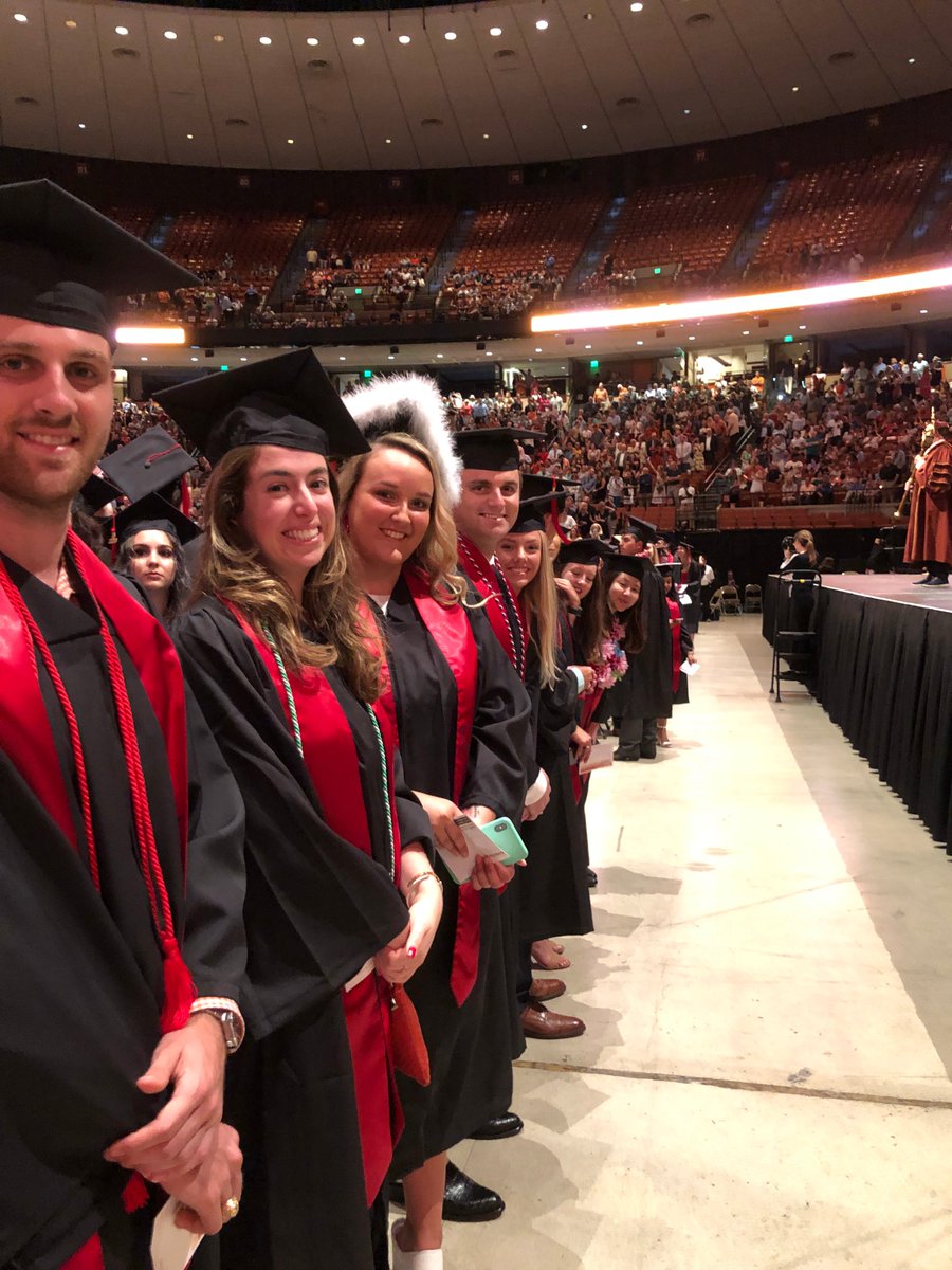 UTexasMoody's tweet image. MoodyPride: The Communication and Leadership Degree just completed its third year, and this is our largest graduating class yet for this major. Congrats! #UTGrad19 #MoodyGrad