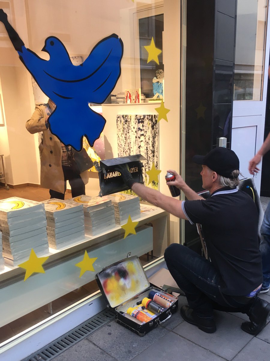 CK1_Chriskrm's tweet photo. Was nutzt uns #All-IP, um Systemgrenzen zu überwinden, wenn uns bei NON EU, der Wirtschaftsraum fehlt oder bei BREXIT kleiner wird. Deswegen gehen wir wählen! Wir lassen wie der #Banansprayer #Baumgaertel  die EU Werte hochleben, Sterne und Friedenstaube illumininieren die Stadt. https://t.co/rCaI57z9Wb