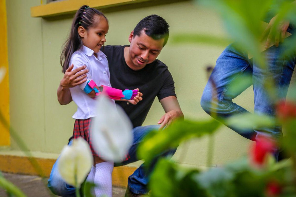 SEGIBdigital's tweet photo. Mira lo que pasa cuando la @InnovaCiudadana se transforma en política pública. Gekko Lab, proyecto de impresión de prótesis 3D, desarrollado en el #LABICxlaPaz en 🇨🇴 es ahora un programa del @gobnarino https://t.co/ufCgwUj61d ¡Gracias @cisna_narino ! #SomosIberoamérica https://t.co/B8KRPWwxGW