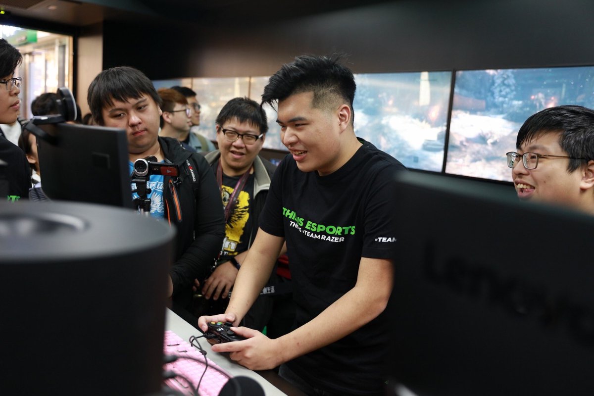 xadcarry's tweet photo. 感謝昨天來三創支援的觀眾們！
隻狼真的好難 被電爆了🤣 https://t.co/aORr8BYv8V