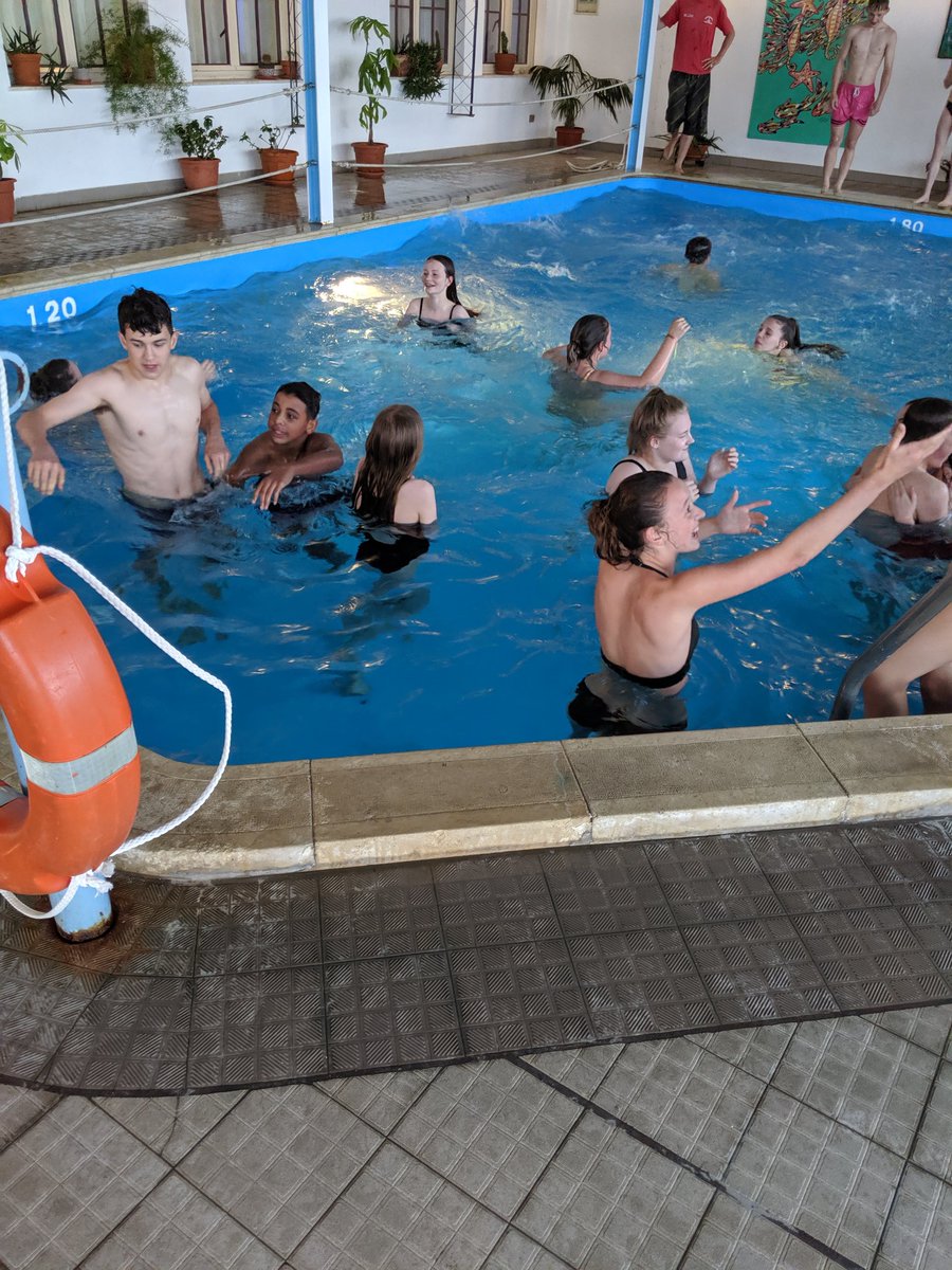 TMB_School's tweet image. Students made the most of our last evening yesterday by using the hotel pool or going to the beach. After dinner we walked to a local gelato parlour. #Sicily2019 #lastnight