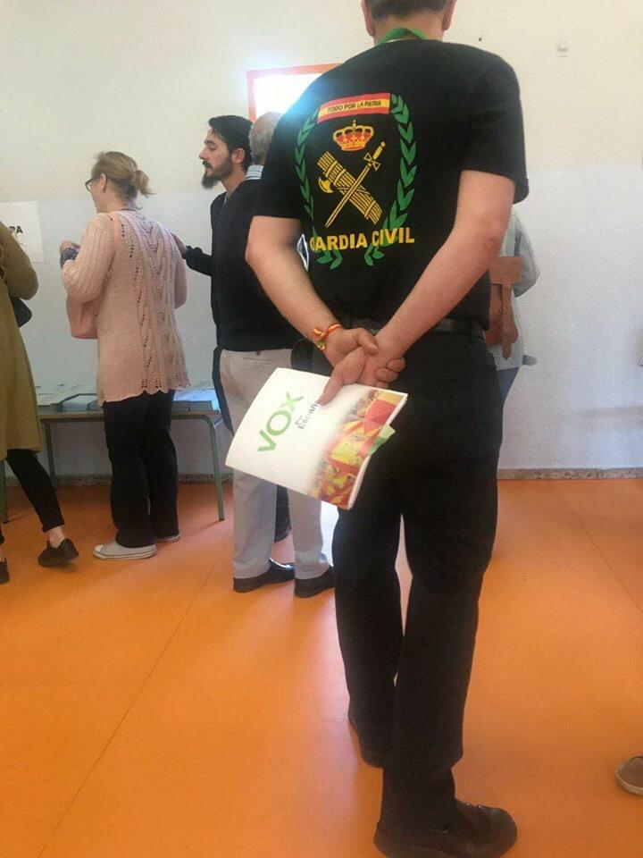 Isto pódese permitir? Os que se supón nos teñen que protexer en igualdade a  tod@s  o fan a camisa descuberta a extrema dereita.... Que cada quén reflexione......
#NonFascismo